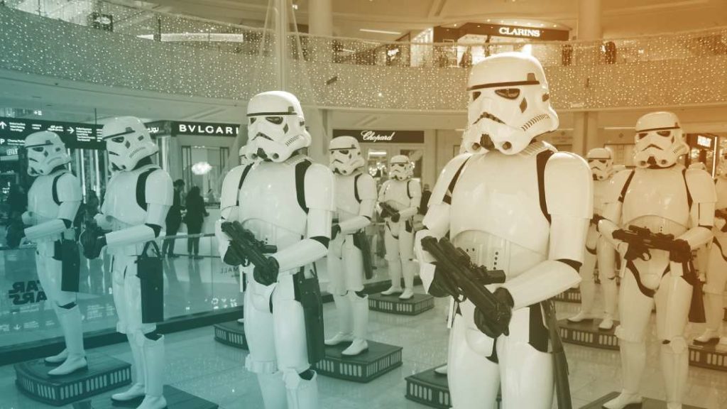 "trade war" des clones dans un centre commercial