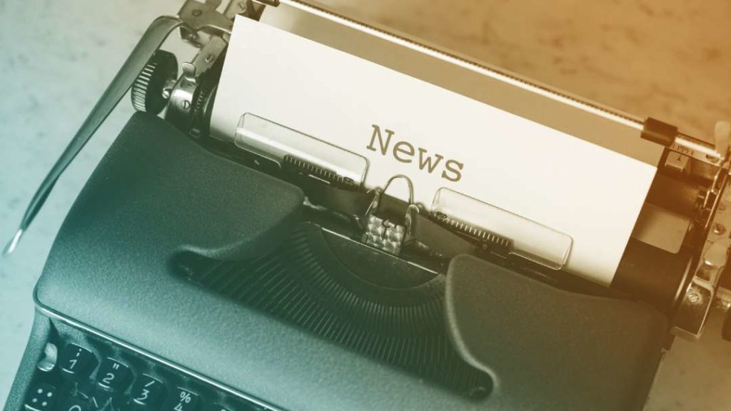 Machine à écrire et feuille de papier indiquant "News"