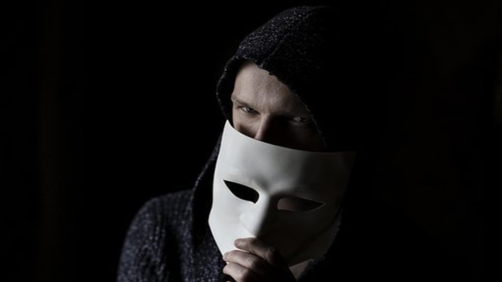 Homme avec masque blanc anonyme